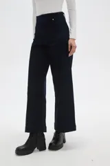 Pantalon de jean azul oscuro de corte ancho y tiro alto, con costuras verticales frontales y bolsillos laterales.