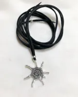 Collar con cordón de gamuza sintética color negro y dije plateado con forma de estrella de mar.