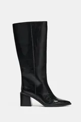 Bota alta de caña media con acabado brillante, tacón cuadrado y punta fina. Diseño minimalista con costura vertical lateral y estilo pull-on.