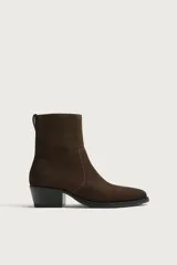 Bota de piel para hombre con acabado en serraje, diseño de caña media, punta ligeramente perfilada y tacón ancho a contraste.