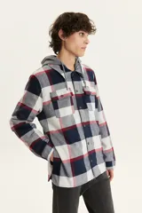 Campera Levis de franela a cuadros con capucha gris de algodón. Cierre frontal con botones a presión y dos bolsillos con solapa en el pecho.
