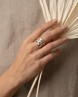 Anillo ancho de plata 925 con lámina de oro de 18k en los bordes, con textura estriada y engastes de circonias de colores.