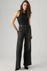 Jean de tiro alto con diseño wide leg, color negro con efecto deslavado, confeccionado en denim con bajo nivel de elasticidad.