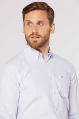 Camisa de vestir celeste con rayas verticales blancas, de manga larga, con cuello abotonado, bolsillo en el pecho y logo bordado.