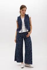 Pantalón wide leg azul con estampado paisley.