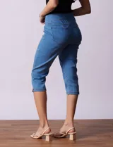 Jegging capri de algodón color azul denim, marca Erika. Tiene pretina elastizada, bolsillos delanteros simulados y bolsillos traseros aplicados.