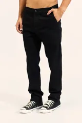 Pantalón chino Billabong modelo Revolt, color negro, de corte recto, con bolsillos laterales y traseros, cierre de botón y cremallera.