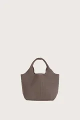 Bolsa tipo satchel de tejido acanalado en color café, con asas integradas y un pequeño neceser extraíble con cierre metálico sujeto a la bolsa principal.