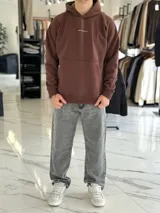 Pantalón de jean celeste de corte oversize y pierna recta.