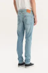 Pantalón de jean celeste, de corte skinny, con tiro medio y bolsillos delanteros y traseros.