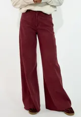 Pantalon de corte recto y tiro medio, confeccionado en gabardina color marrón. Presenta cierre frontal con botón y bolsillos laterales.