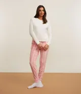 Conjunto de pijama largo de plush, compuesto por una blusa de manga larga y un pantalón con lazo en la cintura y estampado a rayas verticales.