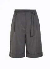 Bermuda gris de tejido plano con diseño entallado, cinturilla con trabillas y cordón, pinzas delanteras, bolsillos delanteros y traseros, cierre frontal y dobladillo en el ruedo.