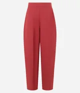 Pantalón de vestir color borgoña, de corte zanahoria, con pliegues delanteros, cierre con solapa y cremallera oculta.