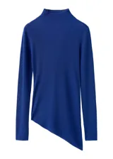 Jersey de punto acanalado color azul, de corte ajustado, con cuello alto y mangas largas.