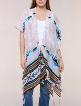 Kimono de gasa ligera con diseño estampado tribal en tonos beige, azul, rojo y amarillo, de silueta amplia y mangas cortas holgadas.