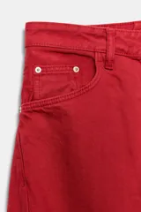 Jeans estilo baggy oversize de tiro medio en color rojo, con cinco bolsillos, trabillas para cinto y costuras decorativas marcadas en las piernas.