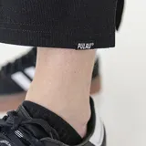 Falda midi de punto color rojo, corte recto y cintura elástica.