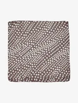 Pañuelo cuadrado de tela liviana con estampado multicolor en tonos marrones, blancos y naranjas con patrones geométricos y abstractos.