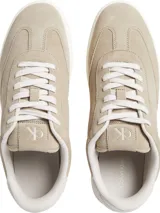 Zapatillas bajas de cuero color beige con logo CK bordado en el lateral y suela blanca con el nombre de la marca.