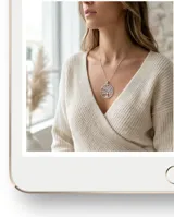 Dije redondo de plata 925 con diseño calado del Árbol de la Vida, adornado con circonias. Incluye cadena de plata fina.
