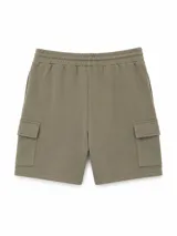 Bermuda cargo de color verde militar, confeccionada en tejido de felpa, con cintura elástica con cordón ajustable y bolsillos laterales con solapa.