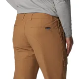 Pantalón cargo de corte recto en color marrón, con bolsillos laterales con cierre a presión y asiento reforzado, diseñado para actividades al aire libre y uso urbano.