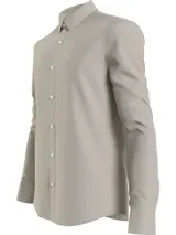 Camisa de manga larga color blanco hueso, de corte slim, con cuello tradicional y cierre frontal de botones.