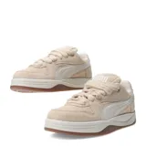 Championes urbanos Puma Park Luna SD, color beige arena, confeccionados en gamuza con detalles en cuero sintético blanco y suela de goma color caramelo.