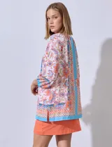 Blusa de gasa estampada con flores, cuello redondo y abertura central con botones. Manga ¾ con puño elastizado.