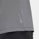 Remera deportiva Adidas de manga corta y cuello redondo, color gris. Presenta el logo de la marca en el pecho con un diseño gráfico texturizado. Confeccionada con tecnología Climacool para mayor transpirabilidad y detalles reflectantes.