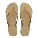 Sandalias tipo ojotas Havaianas modelo Slim Glitter II, color beige arena, con tiras finas cubiertas de glitter dorado.
