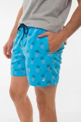 Short de baño azul con estampado de flamencos.