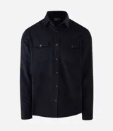 Camisa de hombre de corte regular confeccionada en terciopelo de algodón, con cuello clásico, cierre frontal de botones y dos bolsillos con solapa en el pecho.