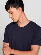 Camiseta de manga corta color rojo con cuello en V.