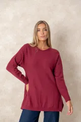 Buzo de corte relajado y cuello redondo, con detalles de costura vertical en el ruedo y puños acanalados en las mangas.