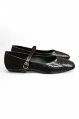Balerinas de mujer color negro con textura efecto cocodrilo, diseño de punta cuadrada y tira en el empeine con hebilla metálica dorada.