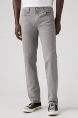 Pantalón de corte slim fit confeccionado en sarga de algodón con elastano, color gris. Presenta diseño clásico de cinco bolsillos, cierre de botón y cremallera, y costuras reforzadas.