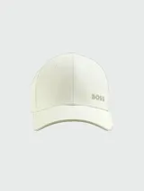 Gorro tipo gorra Boss modelo Bold, de color blanco con detalle de la marca en relieve en el lateral frontal.