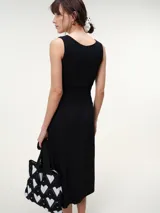 Vestido midi gris de algodón con escote tipo bote y cuerpo fruncido tipo smock elastizado, con falda fluida.