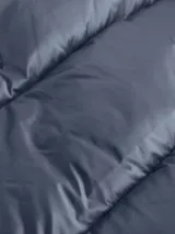 Campera acolchada azul con cuello alto, cierre frontal con cremallera, bolsillos laterales con cremallera, puños y dobladillo con punto canalé y logo de Calvin Klein bordado en el pecho.