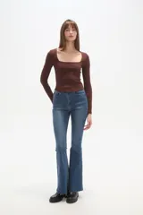 Remera manga larga color blanco, con ajuste al cuerpo y escote cuadrado.