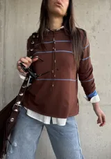 Sweater Bali de tejido liviano, color marrón chocolate con rayas horizontales celestes, de manga larga y cuello redondo.