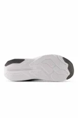 Championes deportivos New Balance M413, de color gris con suela blanca y el logo de la marca en el lateral.