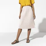 Sandalias Birkenstock modelo Gizeh color marrón topo, con tira delantera ajustable con hebilla metálica color cobre.