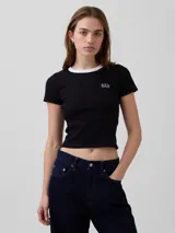 Remera negra de corte ajustado y corto, confeccionada en tejido rib con cuello redondo y ribete blanco en contraste. Presenta el logo de Gap bordado en el pecho.