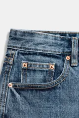 Jeans de tiro alto con diseño de cinco bolsillos, corte slim y bajo con acabado sin costuras. Cierre frontal con cremallera y botón.