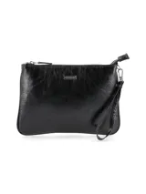 Cartera tipo sobre de cuero color negro con efecto craquelado, cierre superior y tira de mano corta desmontable con gancho metálico. Incluye detalle de placa metálica con el logo de la marca en el frente.