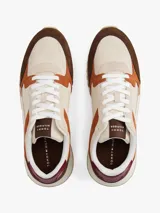 Zapatillas Tommy Hilfiger de estilo retro con paneles de ante y tela en tonos beige, marrón y naranja. Presentan suela gruesa dentada de goma, cierre con cordones y detalles de la marca en la lengüeta y el talón.
