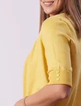 Bolero tejido color fucsia, marca Ninety, de manga corta con apliques de botones.